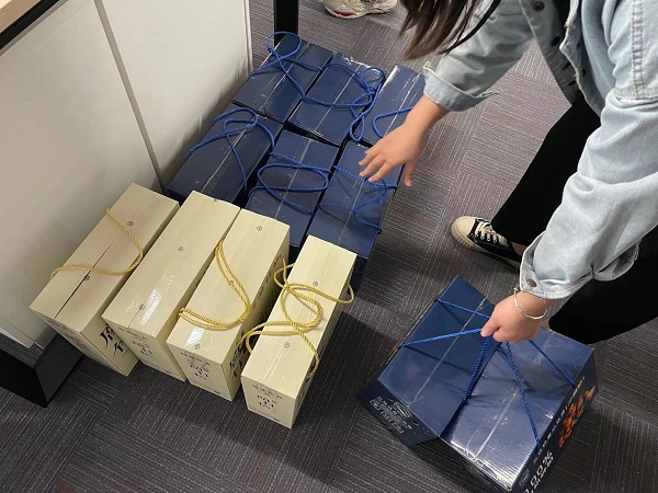 辦公室員工發放過節福利