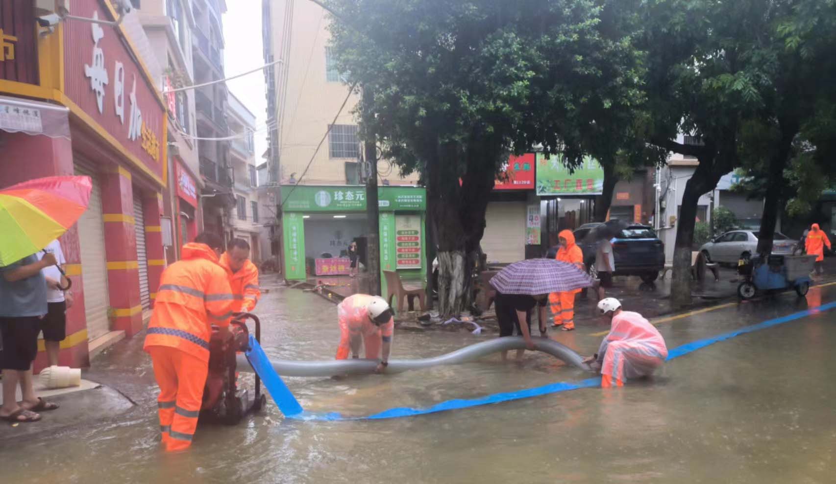 聞“汛”而動 | 風雨無阻，91抖音黄片下载人堅守一線守護城市安全